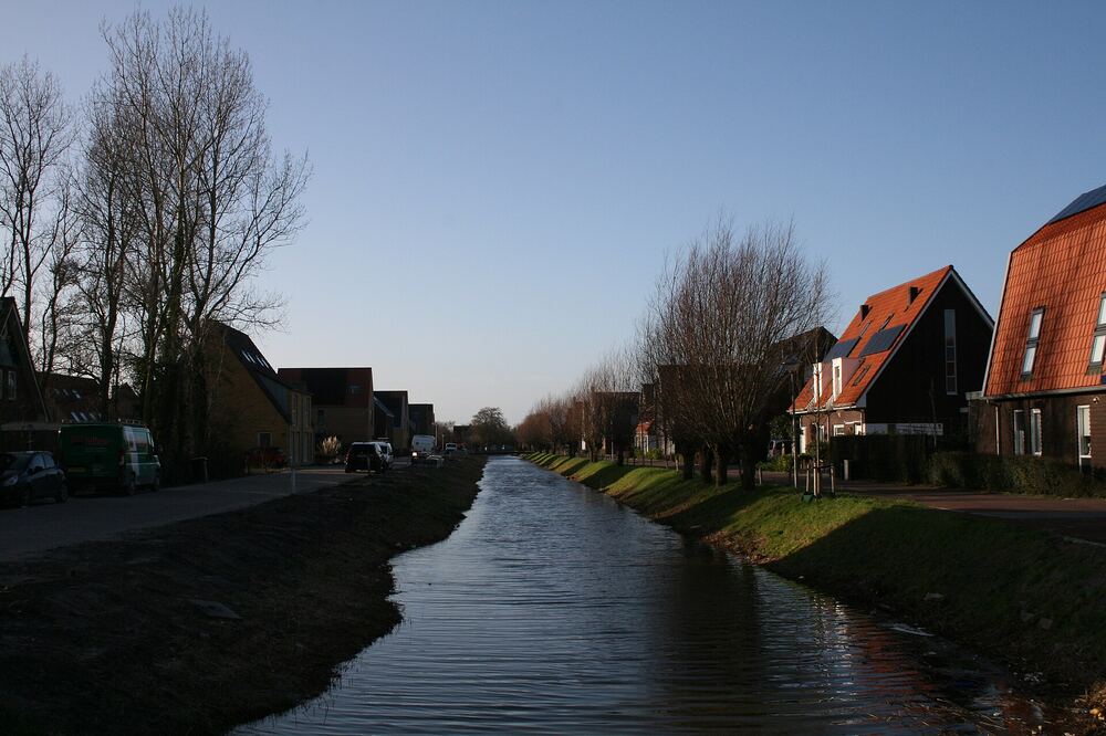 Vaart door de wijk Willem Alexanderhof in Julianadorp met nieuwe woningen langs het water